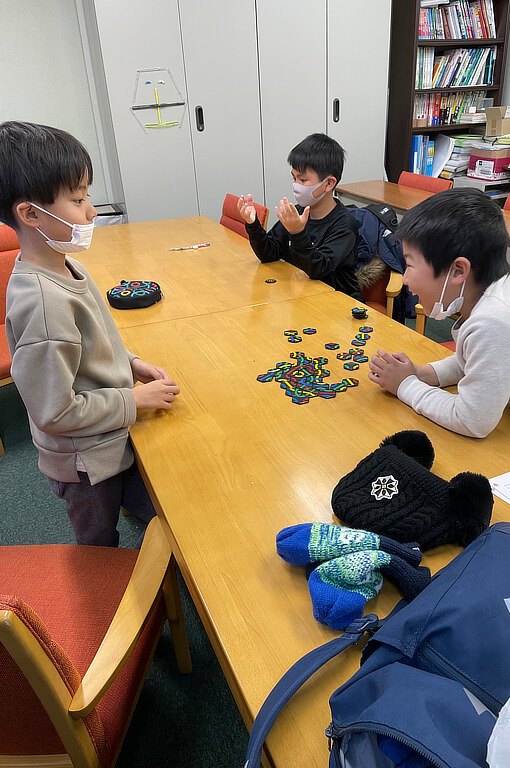 札幌の学習塾「現役予備校TANJI」授業風景の写真。パズル（1）
